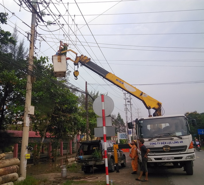 Cơ quan điều tra đang chụp hình ảnh lấy mẫu để phục vụ điều tra. 