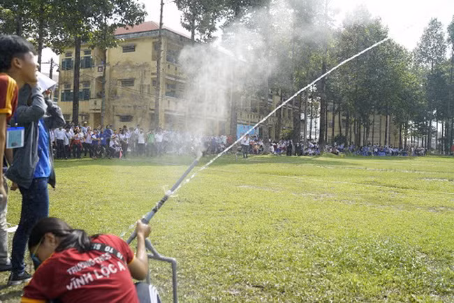 Tên lửa được phóng lên bằng lực đẩy của nước.
