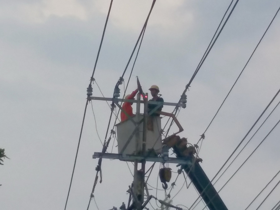 Ngành điện phối hợp với cơ quan điều tra cắt lấy mẫu trên cột điện để xác minh bằng chứng vụ đứt dây điện.