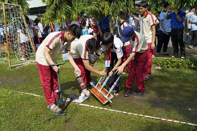 Các đội đưa tên lửa nước vào khu vực thi đấu. Các đội đưa tên lửa nước vào khu vực thi đấu.