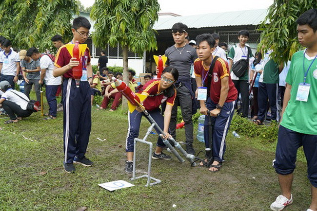 Các đội thi hiệu chỉnh lại tên lửa trước khi bắn. Các đội thi hiệu chỉnh lại tên lửa trước khi bắn.