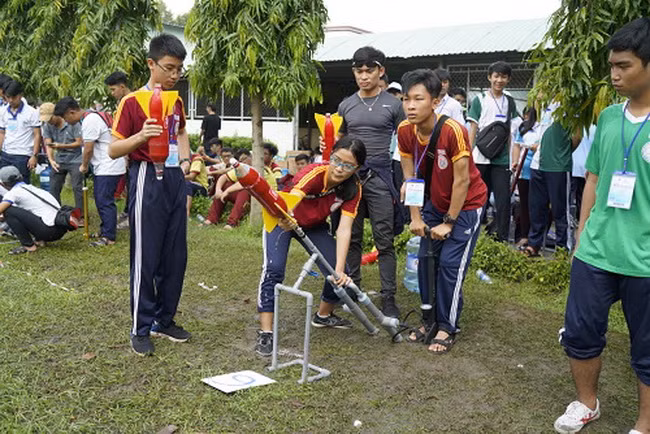 Các đội thi hiệu chỉnh lại tên lửa trước khi bắn.