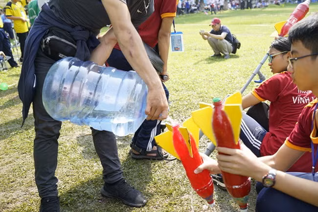 Tiếp "nhiên liệu" nước vào thân tên lửa.