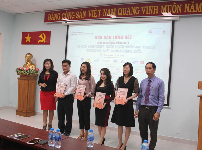 Đại diện HCA trao kỷ niệm chương cho các đơn vị doanh nghiệp đã đồng hành cùng chương trình đến giao lưu với các trường ĐH-CĐ trên địa bàn TPHCM.