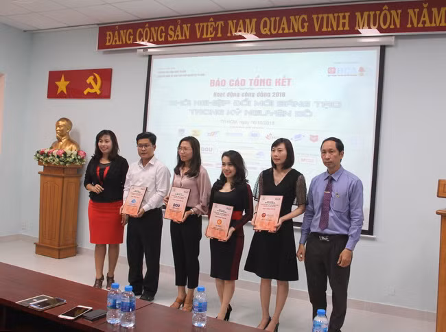 Đại diện HCA trao kỷ niệm chương cho các đơn vị doanh nghiệp đã đồng hành cùng chương trình đến giao lưu với các trường ĐH-CĐ trên địa bàn TPHCM.