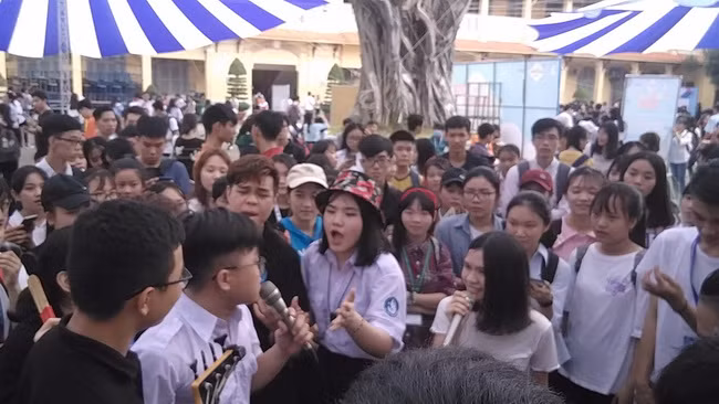 Sân chơi âm nhạc và phần thi hát karaoke thu hút rất đông các bạn SV tham gia "trổ tài làm ca sĩ" và luôn thể hiện "cháy" hết mình.