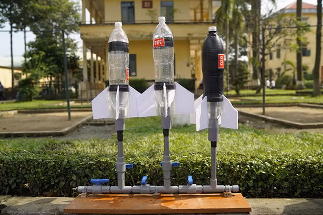 Tên lửa nước là một trò chơi quen thuộc với học sinh. Vật liệu để làm tên lửa là từ chai nhựa, ống PVC và nước để làm lực đẩy bằng cách bơm áp suất đẩy tên lửa nước bay xa. Theo BTC, trong thời gian 01 phút, mỗi đội thi bắn tối đa 03 giàn phóng để bắn tối đa 03 quả tên lửa vào khu vực sân thi đấu.