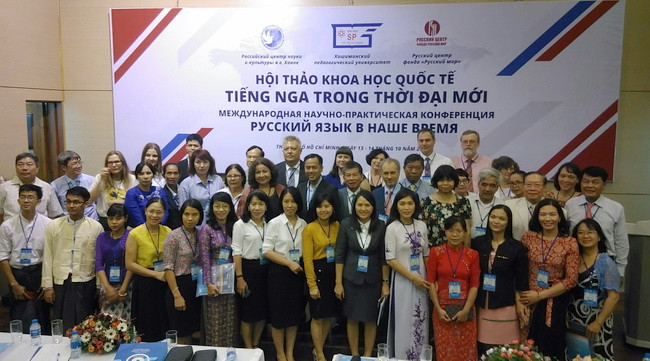 Ban tổ chức chụp hình lưu niệm với các đại biểu khách mời tại hội thảo. Ban tổ chức chụp hình lưu niệm với các đại biểu khách mời tại hội thảo.