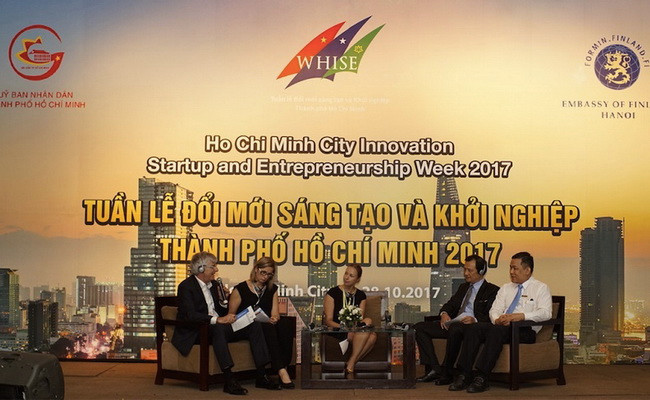 Các khách mời thảo luận về vấn đề mô hình đổi mới giáo dục Phần Lan tại WHISE 2017.