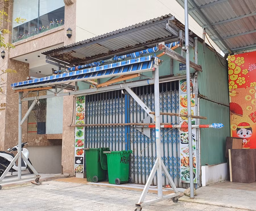 Cửa đóng then cài.