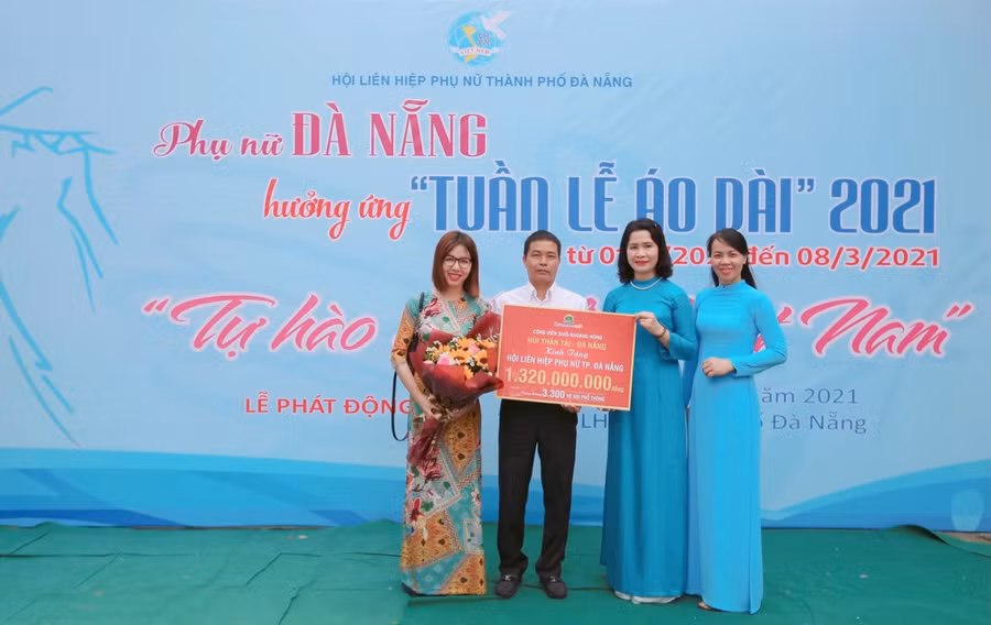 Đại diện khu du lịch Núi Thần Tài (ngoài cùng bìa trái) tặng hơn 3.300 vé gói phổ thông trị giá 1,3 tỉ đồng cho cán bộ nữ thuộc Hội Liên hiệp Phụ nữ TP Đà Nẵng