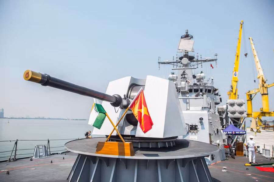 Tháp pháo trên tàu. Ảnh: Hoàng Vinh.