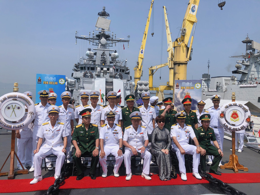 Đại diện Bộ Tư lệnh Quân khu 5 và Bộ Tư lệnh vùng 3 Hải quân chụp ảnh lưu niệm cùng với thủy thủ tàu Hải quân Ấn Độ. Ảnh: Hoàng Vinh. Đại diện Bộ Tư lệnh Quân khu 5 và Bộ Tư lệnh vùng 3 Hải quân chụp ảnh lưu niệm cùng với thủy thủ tàu Hải quân Ấn Độ. Ảnh: Hoàng Vinh.