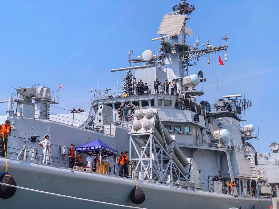 Tàu chiến của Hải quân Ấn Độ có mặt tại cảng Tiên Sa. Ảnh: Hoàng Vinh.