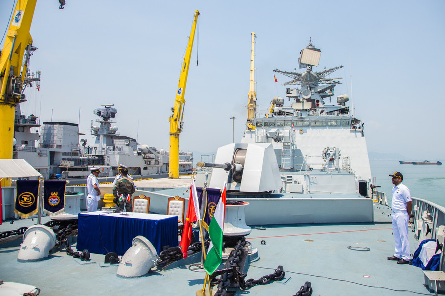 Trên boong tàu Hải quân Ấn Độ. Ảnh: Hoàng Vinh. Trên boong tàu Hải quân Ấn Độ. Ảnh: Hoàng Vinh.