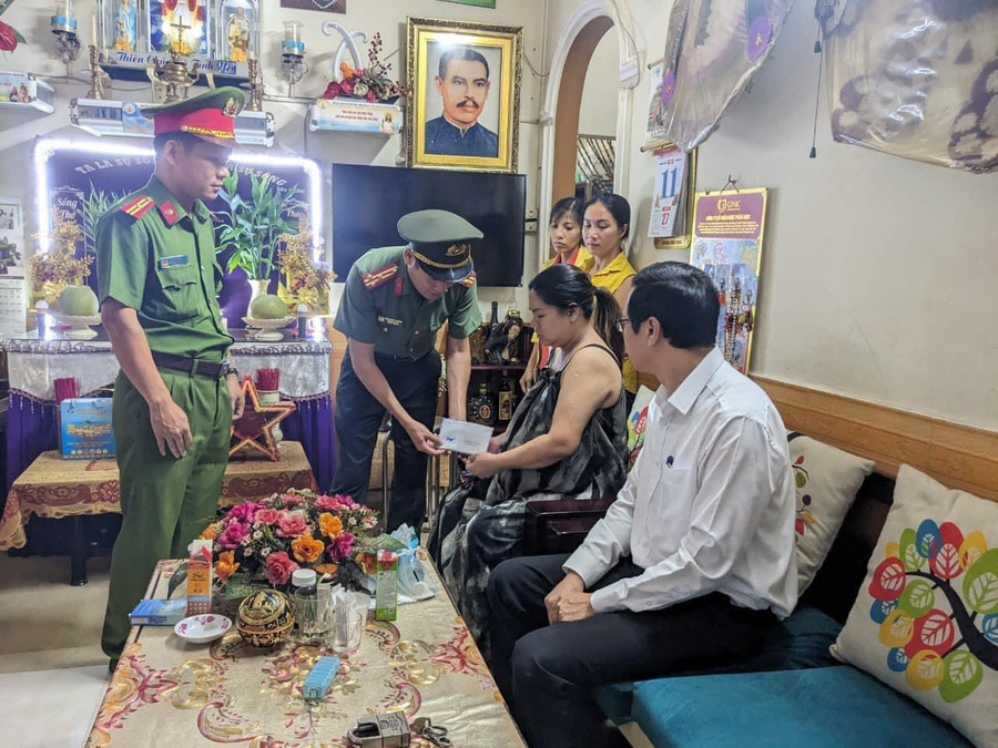 Thượng tá Phan Văn Thương, Trưởng Công an quận Thanh Khê đến chia sẻ, động viên gia đình nạn nhân. (Ảnh: Công an Đà Nẵng)