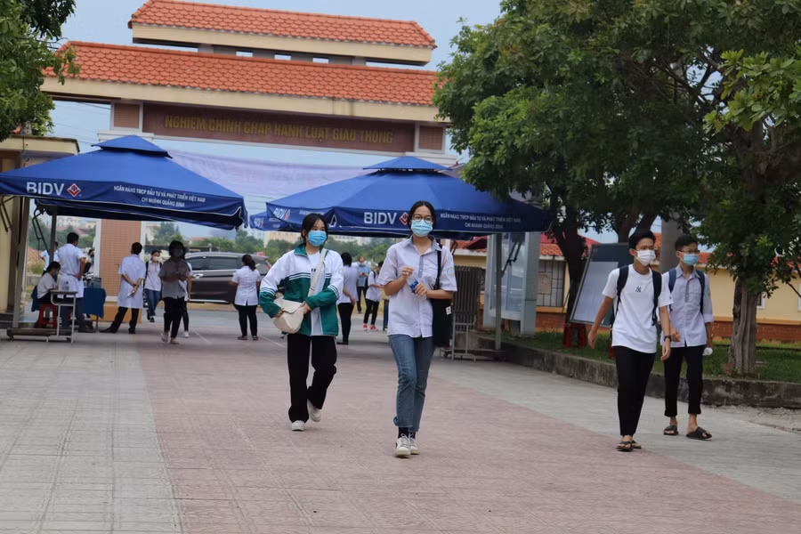 Thời tiết dịu mát nên thuận lợi cho các thí sinh di chuyển đến điểm dự thi cũng như trong quá trình làm bài.