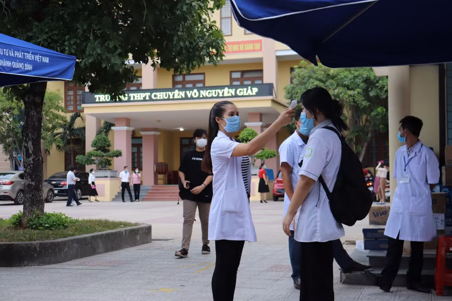 Thí sinh được kiểm tra thân nhiệt để đảm bảo công tác phòng, chống dịch Covid-19.