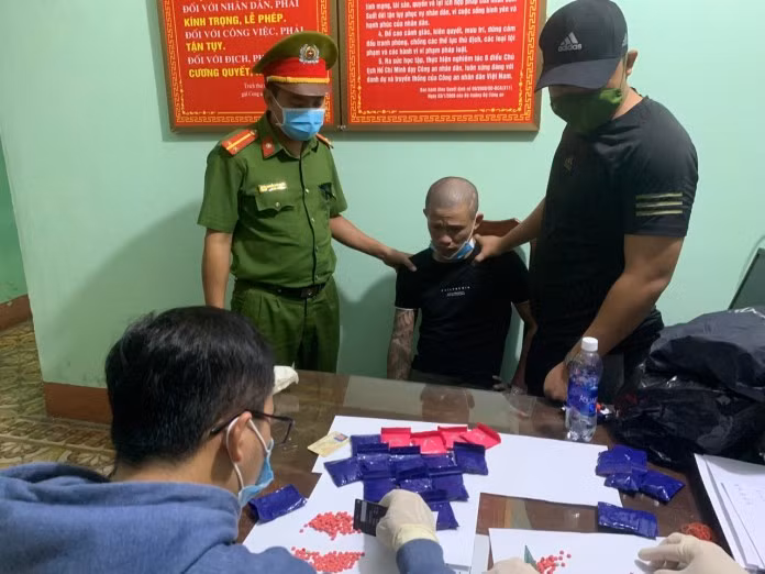 Đối tượng Nguyễn Như Bình và tang vật.