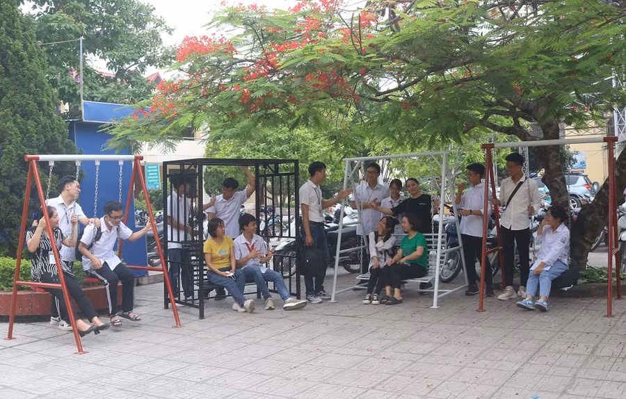 Thầy cô giáo chia vui cùng học sinh trường THPT Ngô Quyền (TP Thái Nguyên) với những chiếc xích đu được các em thiết kế, chế tạo