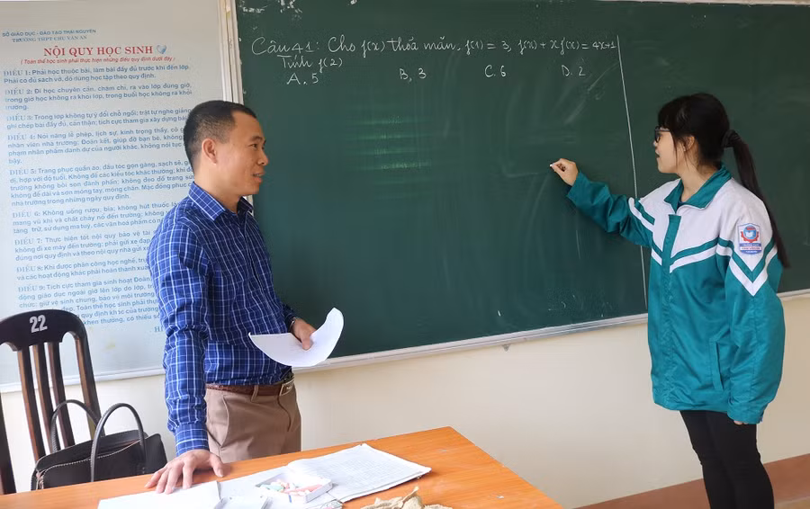 Thầy giáo Nguyễn Văn Chiến (trường THPT Chu Văn An, Thái Nguyên) hướng dẫn học sinh ôn tập môn Toán 