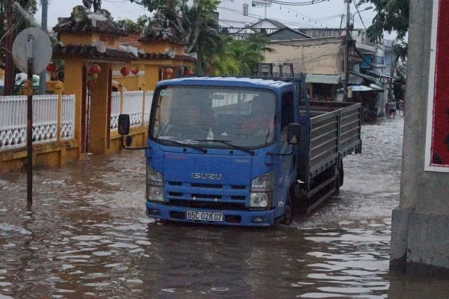 Nhiều chỗ nước ngập tới gần mét