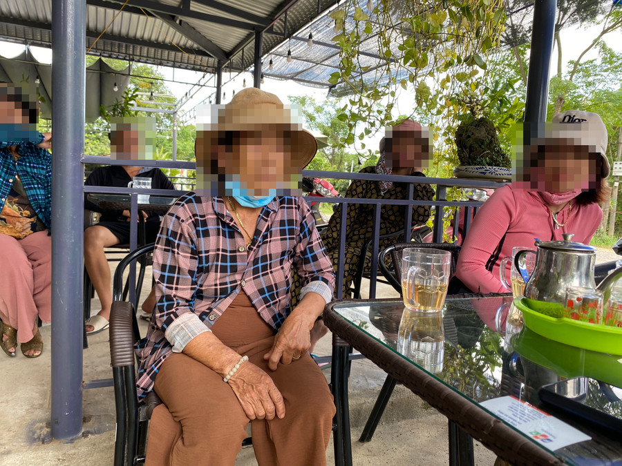 Các phụ huynh có con học tại điểm trường thôn Nam Yên trình bày ý kiến của mình. Ảnh: H.Vinh. Các phụ huynh có con học tại điểm trường thôn Nam Yên trình bày ý kiến của mình. Ảnh: H.Vinh.