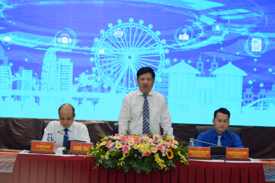 Ông Lương Nguyễn Minh Triết - Phó Bí thư Thường trực Thành ủy, Chủ tịch HĐND TP. Đà Nẵng tại buổi đối thoại với thanh niên thành phố. Ảnh: Hoàng Vinh. 