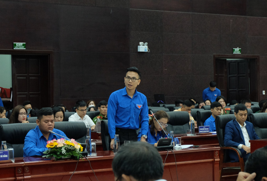 TS Nguyễn Thành Đạt - Bí thư Đoàn Thanh niên Đại học Đà Nẵng nêu các câu hỏi tại buổi đối thoại với lãnh đạo Đà Nẵng. Ảnh: Hoàng Vinh.