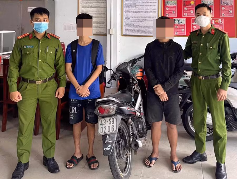 2 thiếu niên Đ.N.T. và L.T.Q.M. cùng tang vật tại cơ quan công an. Ảnh: Công an. 