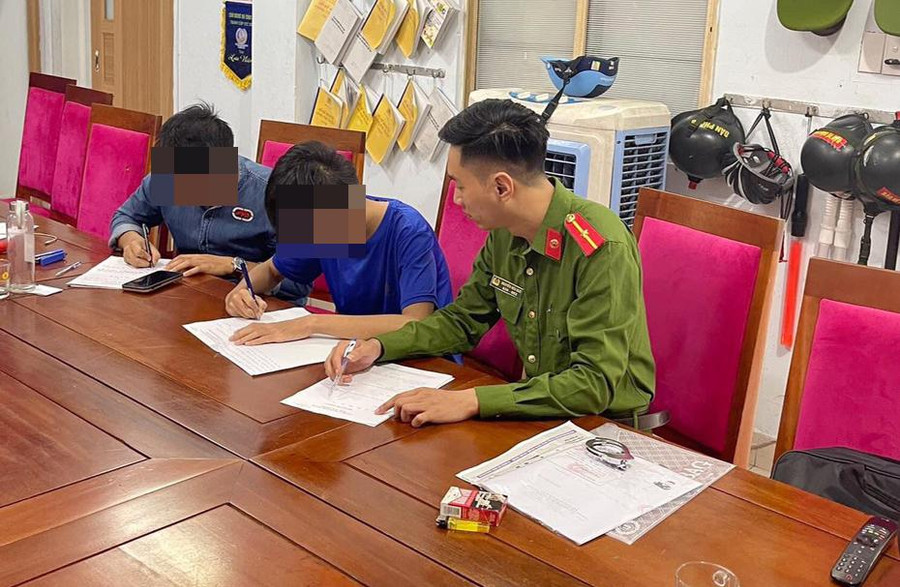 2 thiếu niên là Đ.N.T. và L.T.Q.M. tại cơ quan công an. Ảnh: Công an. 2 thiếu niên là Đ.N.T. và L.T.Q.M. tại cơ quan công an. Ảnh: Công an.