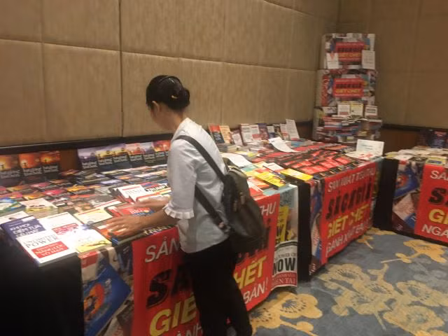 Sách giả được bày tại một hội thảo