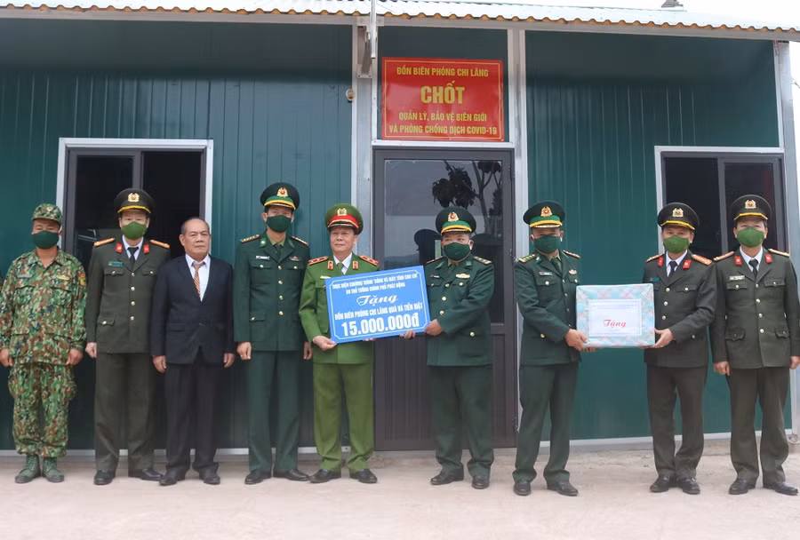 Đoàn công tác của Công an tỉnh Lạng Sơn cùng các nhà tài trợ đến thăm, động viên, tặng quà Đồn Biên phòng Chi Lăng