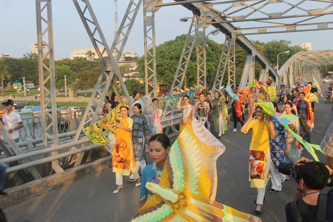 Lễ diễu hành trên đường phố tại Festival.