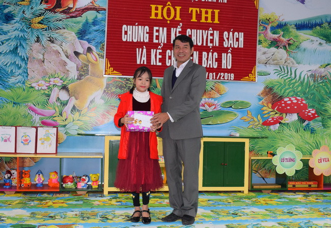 Đại diện Ban tổ chức trao giải Nhất cuộc thi cho em Lê Ngọc Nguyên Phương, đến từ lớp 4/3 với câu chuyện “Ai ngoan sẽ được thưởng”