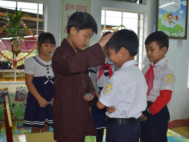 Các em nhập vai vào câu chuyện một cách tự nhiên, giản dị, đời thường như những đức tính của vị Lãnh tụ kính yêu.