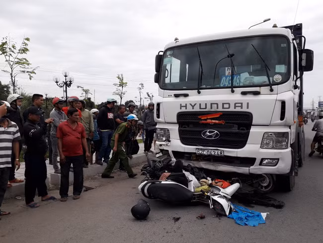 Hiện tường vụ tai nạn kinh hoàng.(ảnh Thanh Phong).