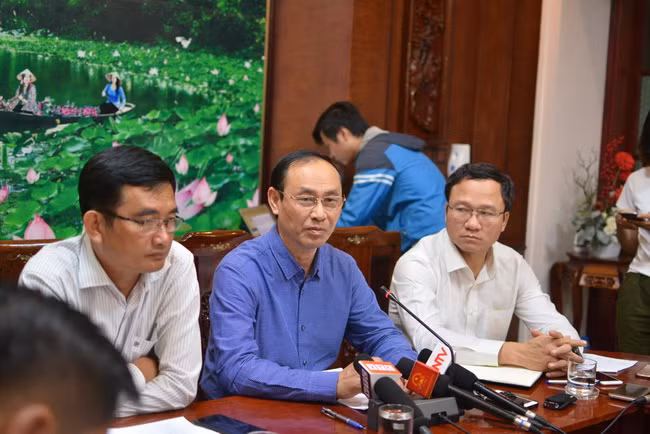 Thứ trưởng Bộ Giao thông Vận tải Lê Đình Thọ cùng Phó Ban An toàn giao thông (ATGT) Quốc gia Khuất Việt Hùng đã trực tiếp có mặt tại Long An để họp khẩn về vụ tai nạn.