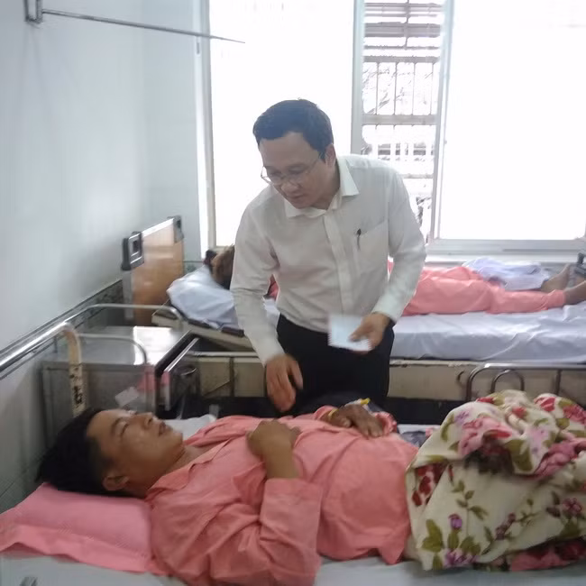Ông Khuất Việt Hùng thăm hỏi nạn nhân bị tai nạn tại khoa chấn thương sọ não bệnh viện Chợ Rẫy.