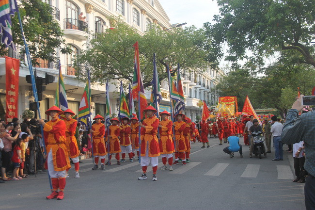 Lễ diễu hành trên đường phố tại Festival.