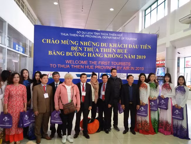 Lãnh đạo Sở Du lịch Thừa Thiên Huế chụp hình lưu niệm cùng du khách.