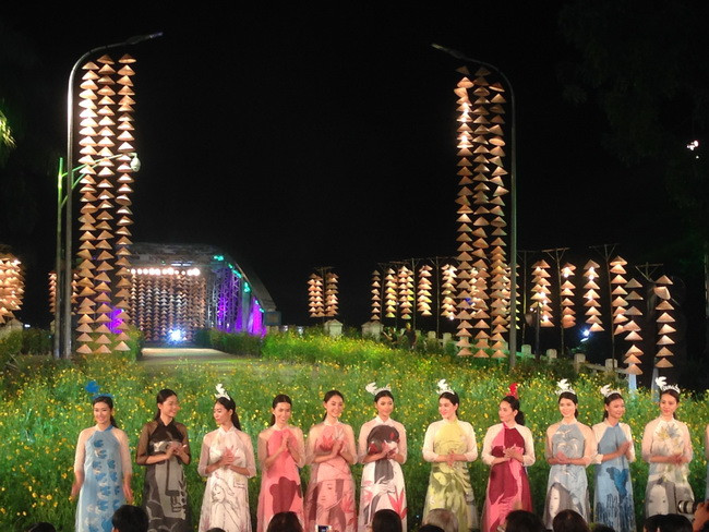 Biểu diễn áo dài tại tại lễ hội áo dài.