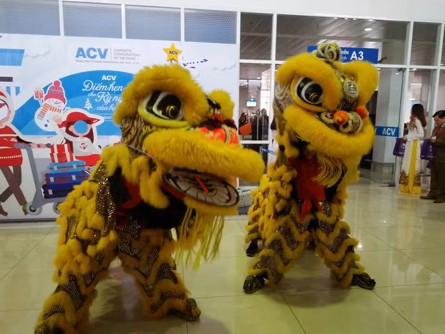 Tiết mục múa lân chào đón du khách.