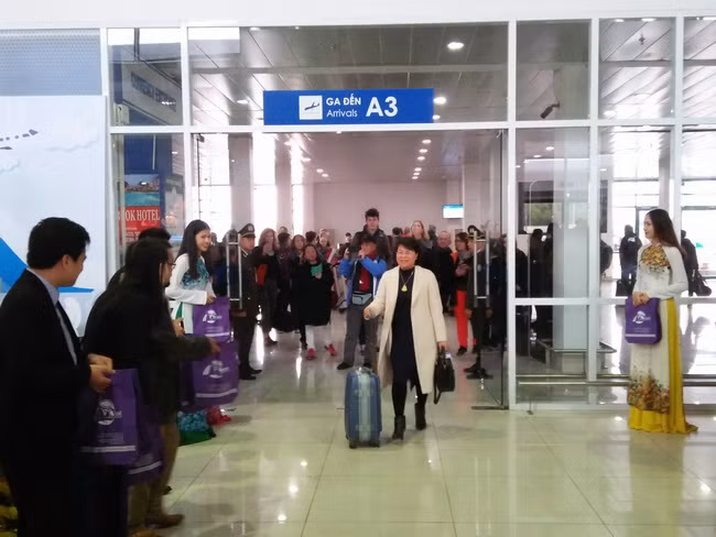 Niềm vui của những du khách khi được chào đón tại sân bay.