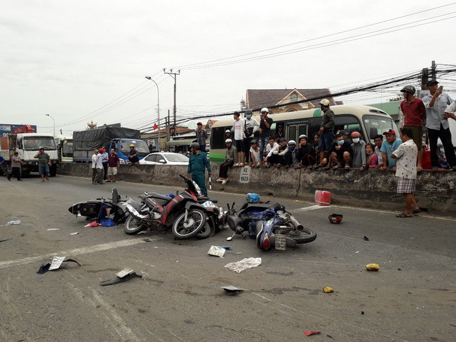 Nhiều xe máy bị xe đầu kéo tông vỡ nát thành nhiều mảnh. Nhiều xe máy bị xe đầu kéo tông vỡ nát thành nhiều mảnh.