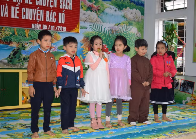 Hội thi có 15 thí sinh đại diện cho các học sinh 15 lớp của trường. tham gia tranh tài.