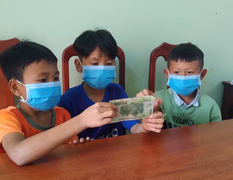 Sau khi nhặt được tiền, các em đã mang đến Công an xã Châu Hóa trình báo và nhờ tìm người đánh rơi để trả lại.