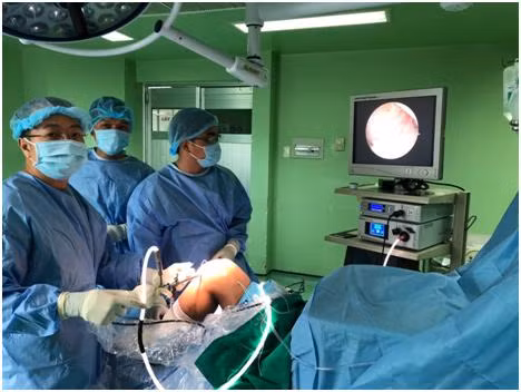 Các Bsi phẫu thuật cho bệnh nhân đứt 3 dây chằng khớp gối (BVCC).