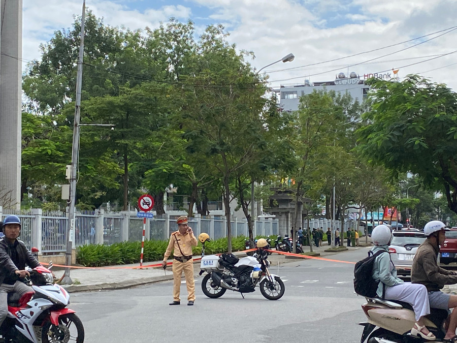 Công an chốt chặn không cho người dân vào khu vực phong tỏa để điều tra.