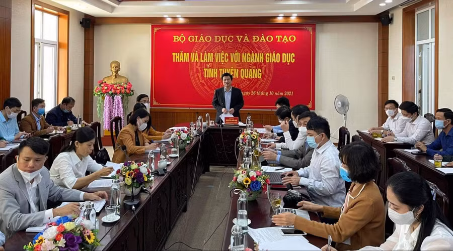 Thứ trưởng Nguyễn Hữu Độ chủ trì cuộc họp trực tuyến với các điểm cầu tại các huyện/thành của tỉnh Tuyên Quang.